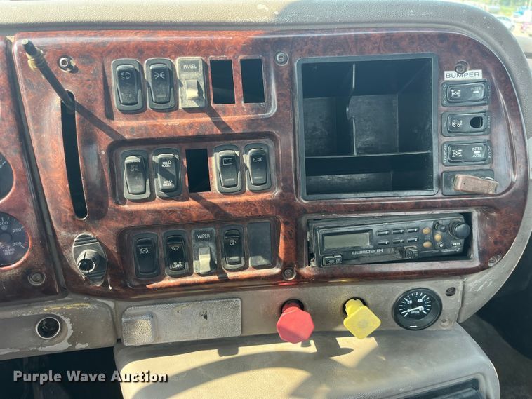 image for item EK8844 2001 Mack CH613 semi truck