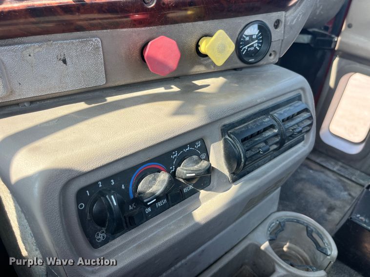 image for item EK8844 2001 Mack CH613 semi truck