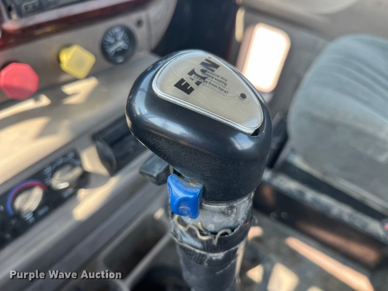 image for item EK8844 2001 Mack CH613 semi truck