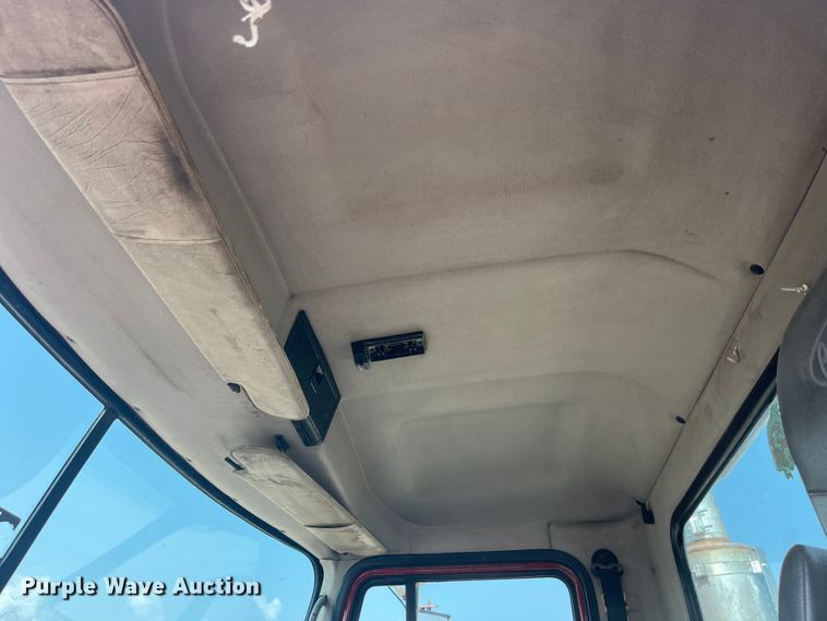 image for item EK8844 2001 Mack CH613 semi truck