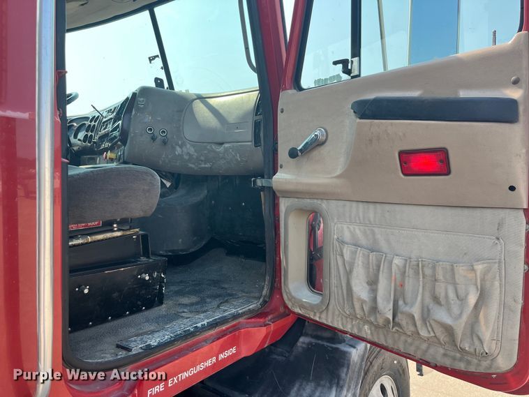 image for item EK8844 2001 Mack CH613 semi truck