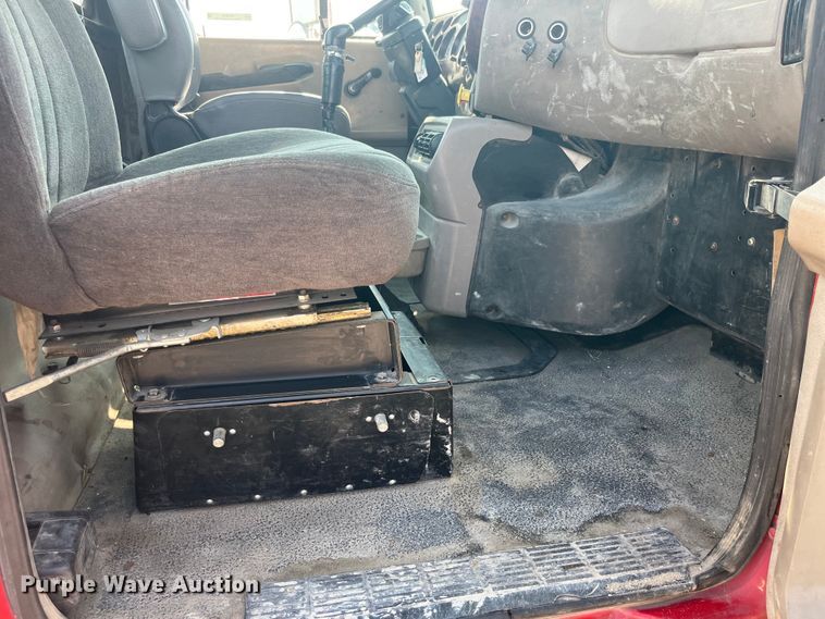 image for item EK8844 2001 Mack CH613 semi truck