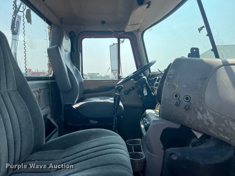 image for item EK8844 2001 Mack CH613 semi truck