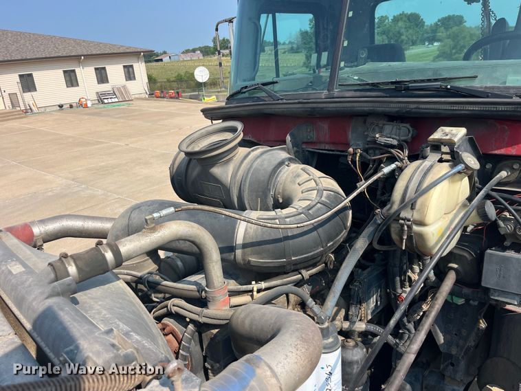 image for item EK8844 2001 Mack CH613 semi truck