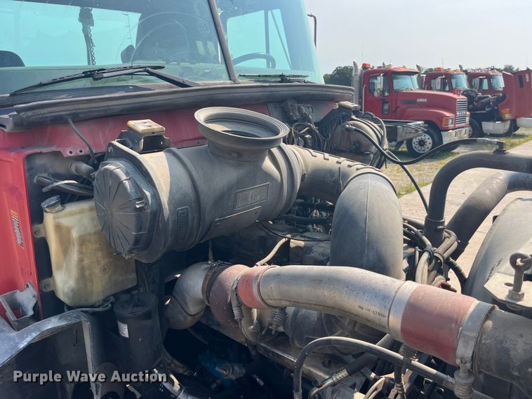 image for item EK8844 2001 Mack CH613 semi truck