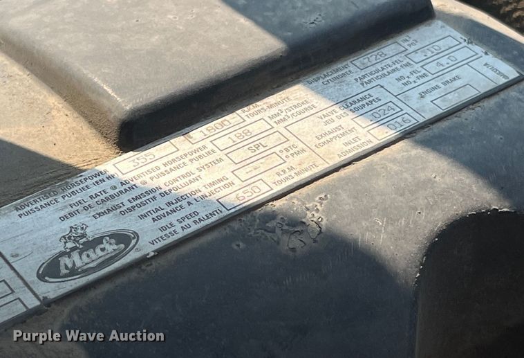 image for item EK8844 2001 Mack CH613 semi truck