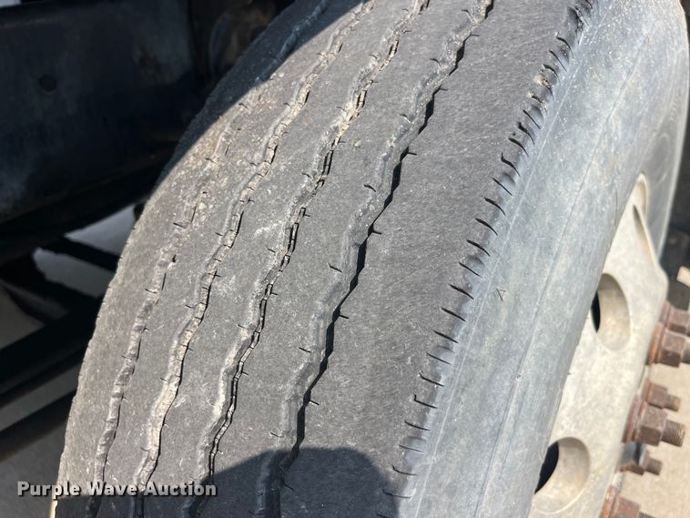 image for item EK8844 2001 Mack CH613 semi truck