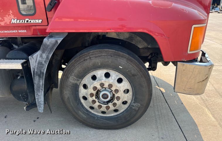 image for item EK8844 2001 Mack CH613 semi truck