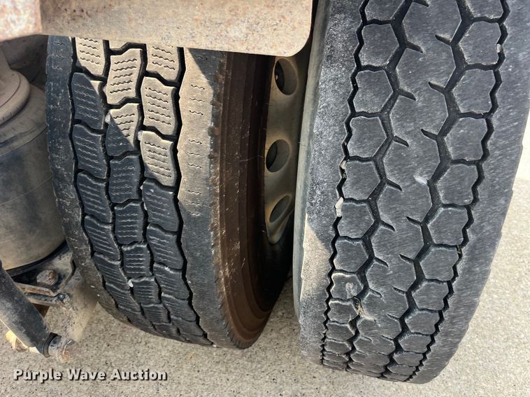 image for item EK8844 2001 Mack CH613 semi truck