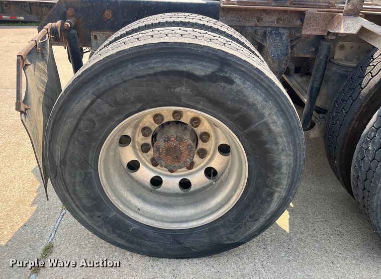 image for item EK8844 2001 Mack CH613 semi truck