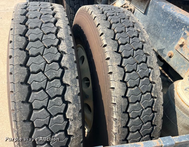 image for item EK8844 2001 Mack CH613 semi truck