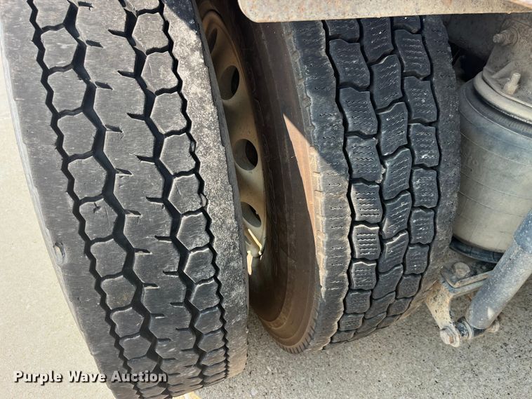 image for item EK8844 2001 Mack CH613 semi truck