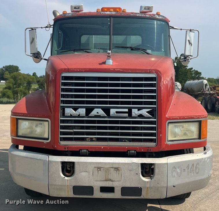 image for item EK8845 2001 Mack CH613 semi truck
