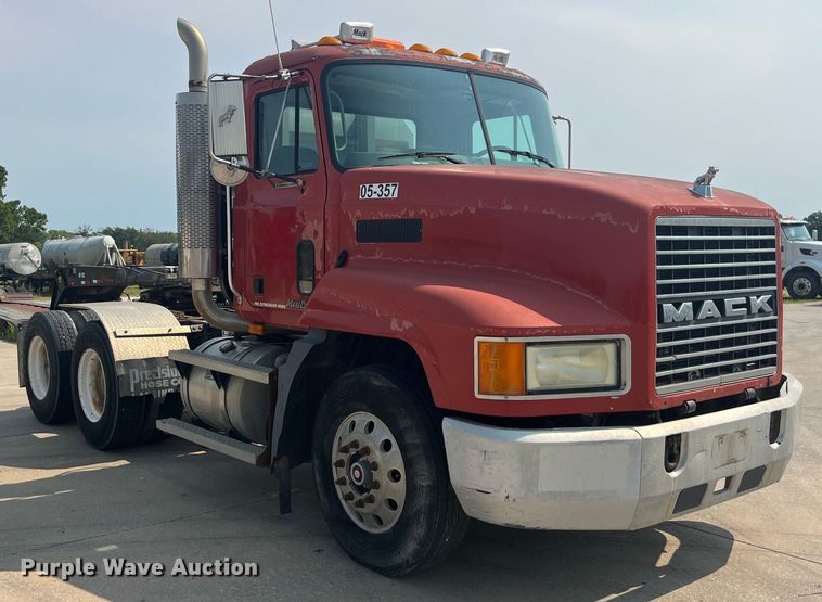 image for item EK8845 2001 Mack CH613 semi truck