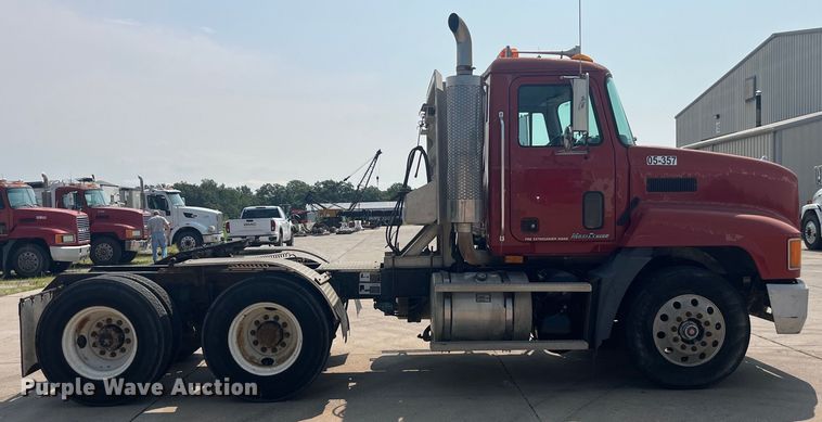 image for item EK8845 2001 Mack CH613 semi truck