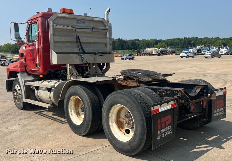 image for item EK8845 2001 Mack CH613 semi truck