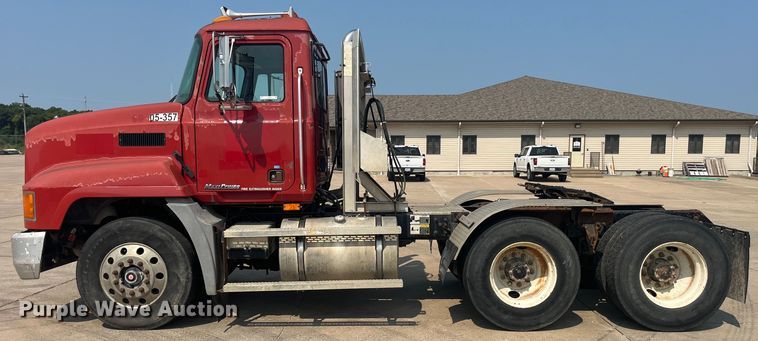 image for item EK8845 2001 Mack CH613 semi truck