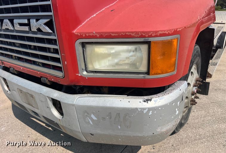 image for item EK8845 2001 Mack CH613 semi truck