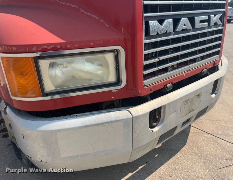 image for item EK8845 2001 Mack CH613 semi truck