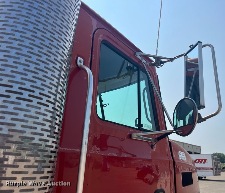 image for item EK8845 2001 Mack CH613 semi truck