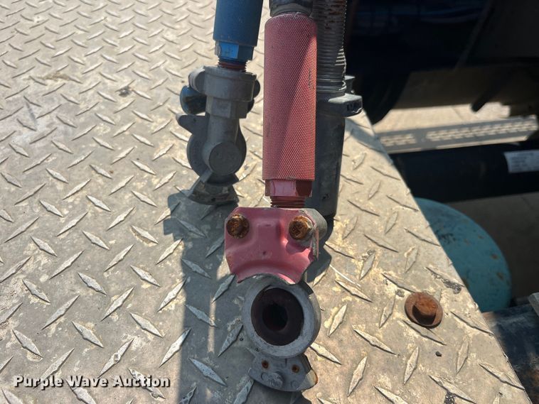 image for item EK8845 2001 Mack CH613 semi truck