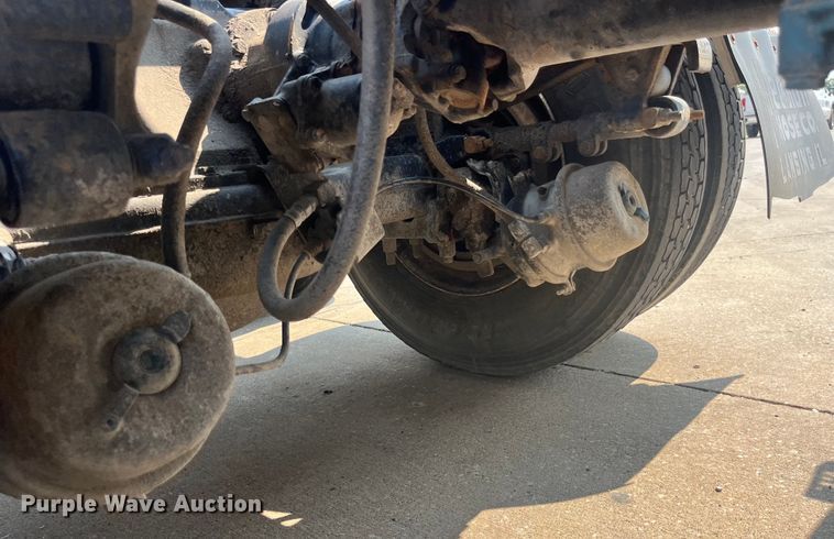 image for item EK8845 2001 Mack CH613 semi truck