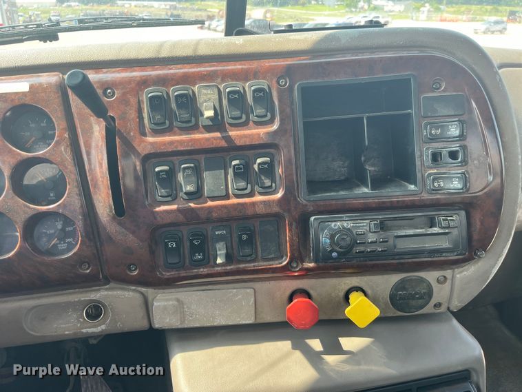 image for item EK8845 2001 Mack CH613 semi truck