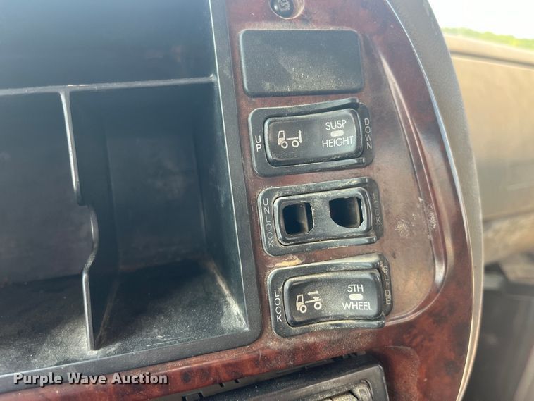 image for item EK8845 2001 Mack CH613 semi truck