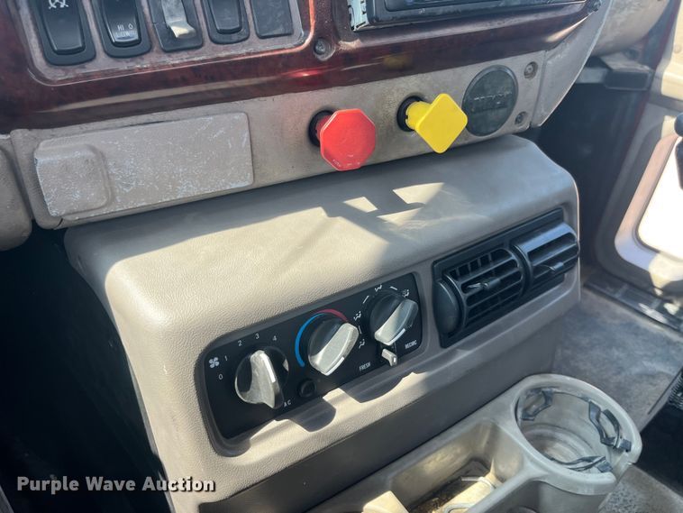 image for item EK8845 2001 Mack CH613 semi truck