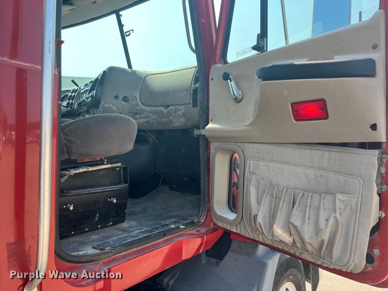 image for item EK8845 2001 Mack CH613 semi truck