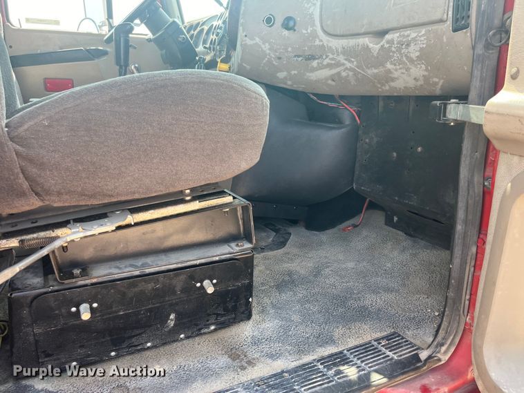 image for item EK8845 2001 Mack CH613 semi truck