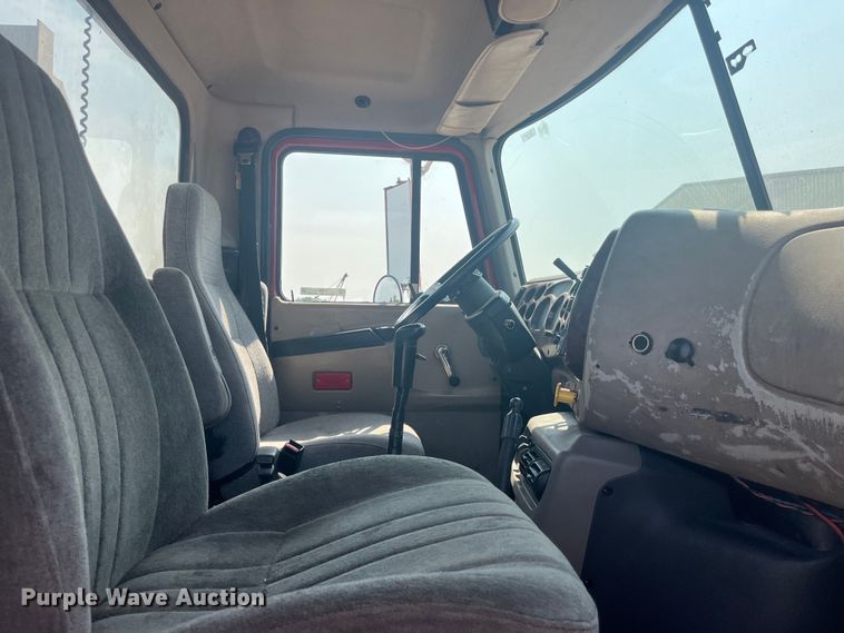 image for item EK8845 2001 Mack CH613 semi truck