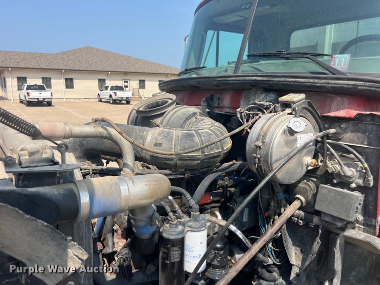 image for item EK8845 2001 Mack CH613 semi truck