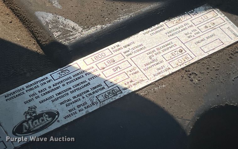 image for item EK8845 2001 Mack CH613 semi truck