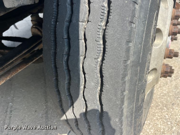 image for item EK8845 2001 Mack CH613 semi truck