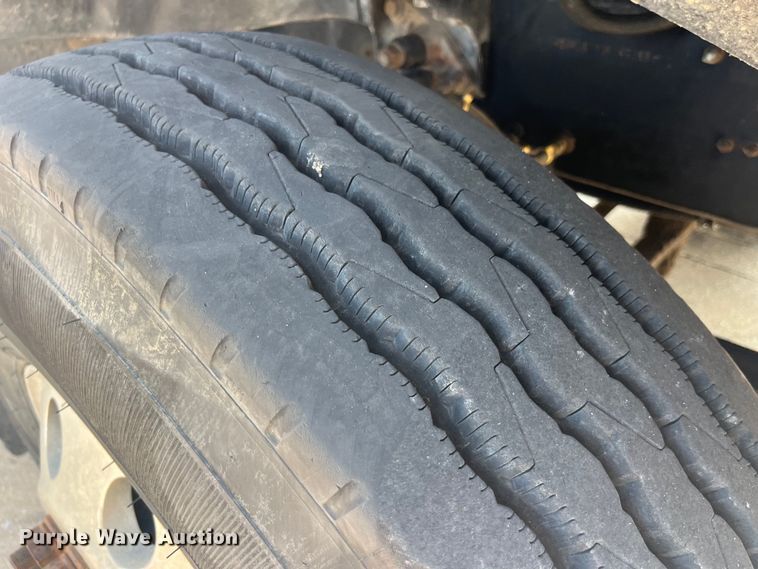 image for item EK8845 2001 Mack CH613 semi truck