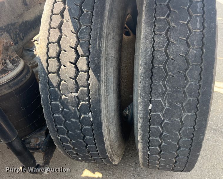 image for item EK8845 2001 Mack CH613 semi truck