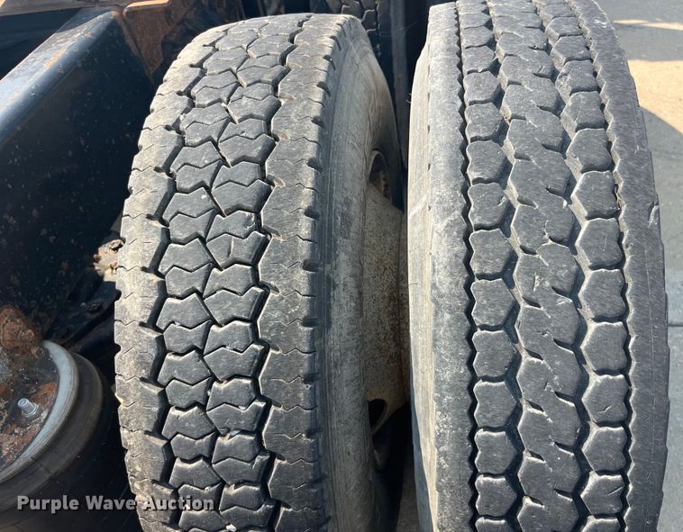 image for item EK8845 2001 Mack CH613 semi truck