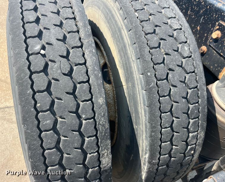 image for item EK8845 2001 Mack CH613 semi truck