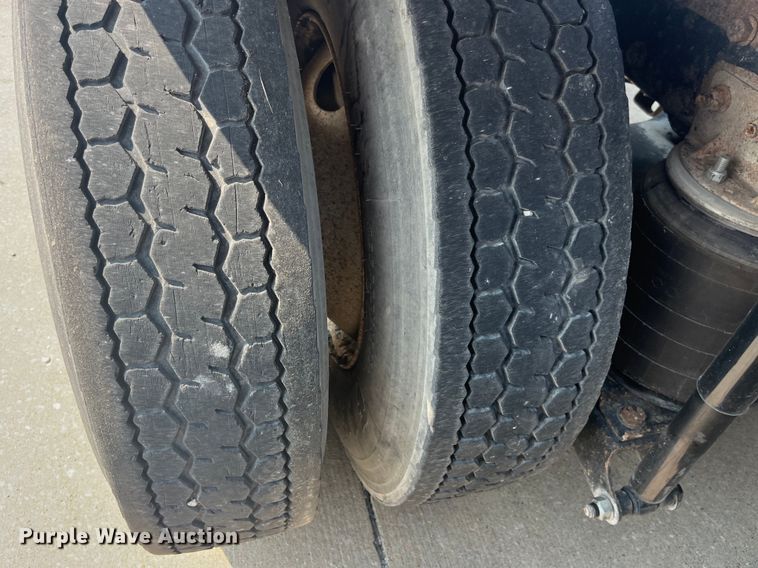 image for item EK8845 2001 Mack CH613 semi truck