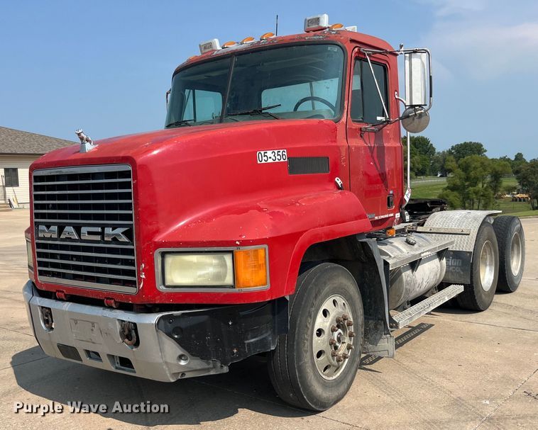 image for item EK8846 2001 Mack CH613  semi truck