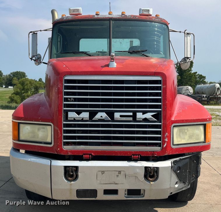 image for item EK8846 2001 Mack CH613  semi truck