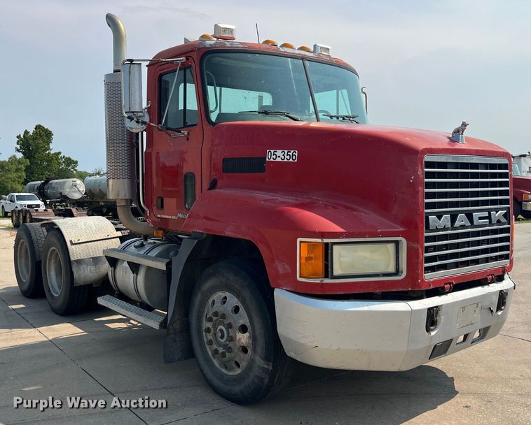 image for item EK8846 2001 Mack CH613  semi truck