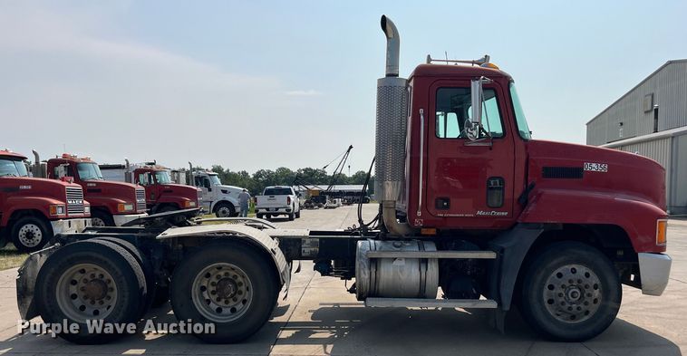 image for item EK8846 2001 Mack CH613  semi truck