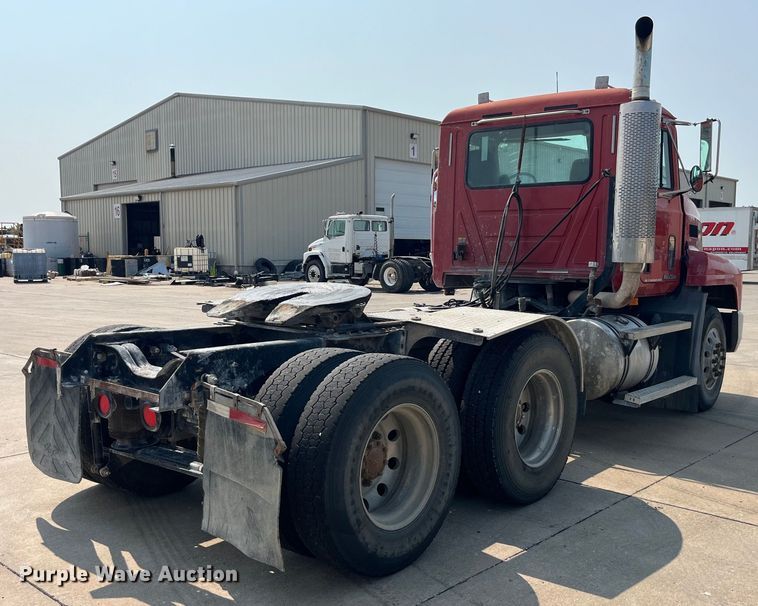 image for item EK8846 2001 Mack CH613  semi truck