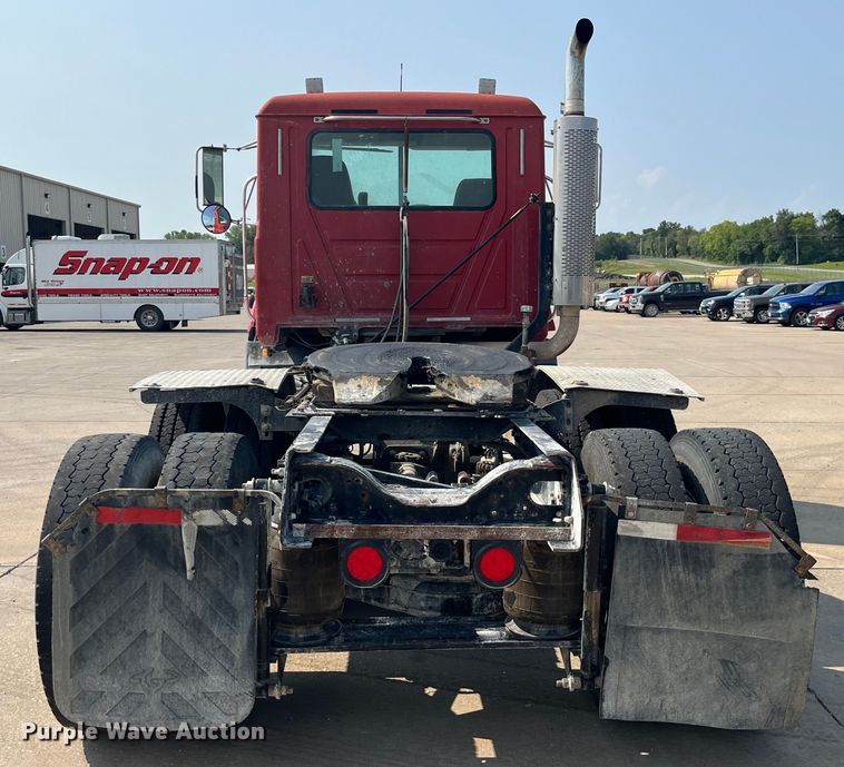 image for item EK8846 2001 Mack CH613  semi truck