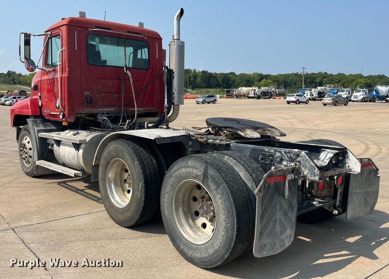 image for item EK8846 2001 Mack CH613  semi truck