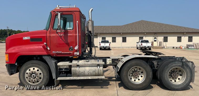 image for item EK8846 2001 Mack CH613  semi truck