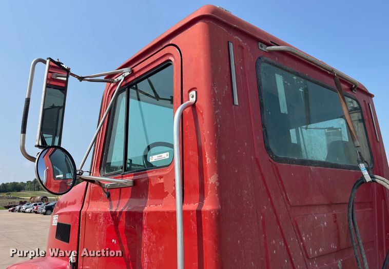 image for item EK8846 2001 Mack CH613  semi truck