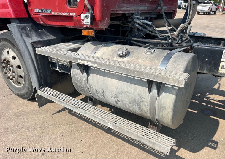 image for item EK8846 2001 Mack CH613  semi truck